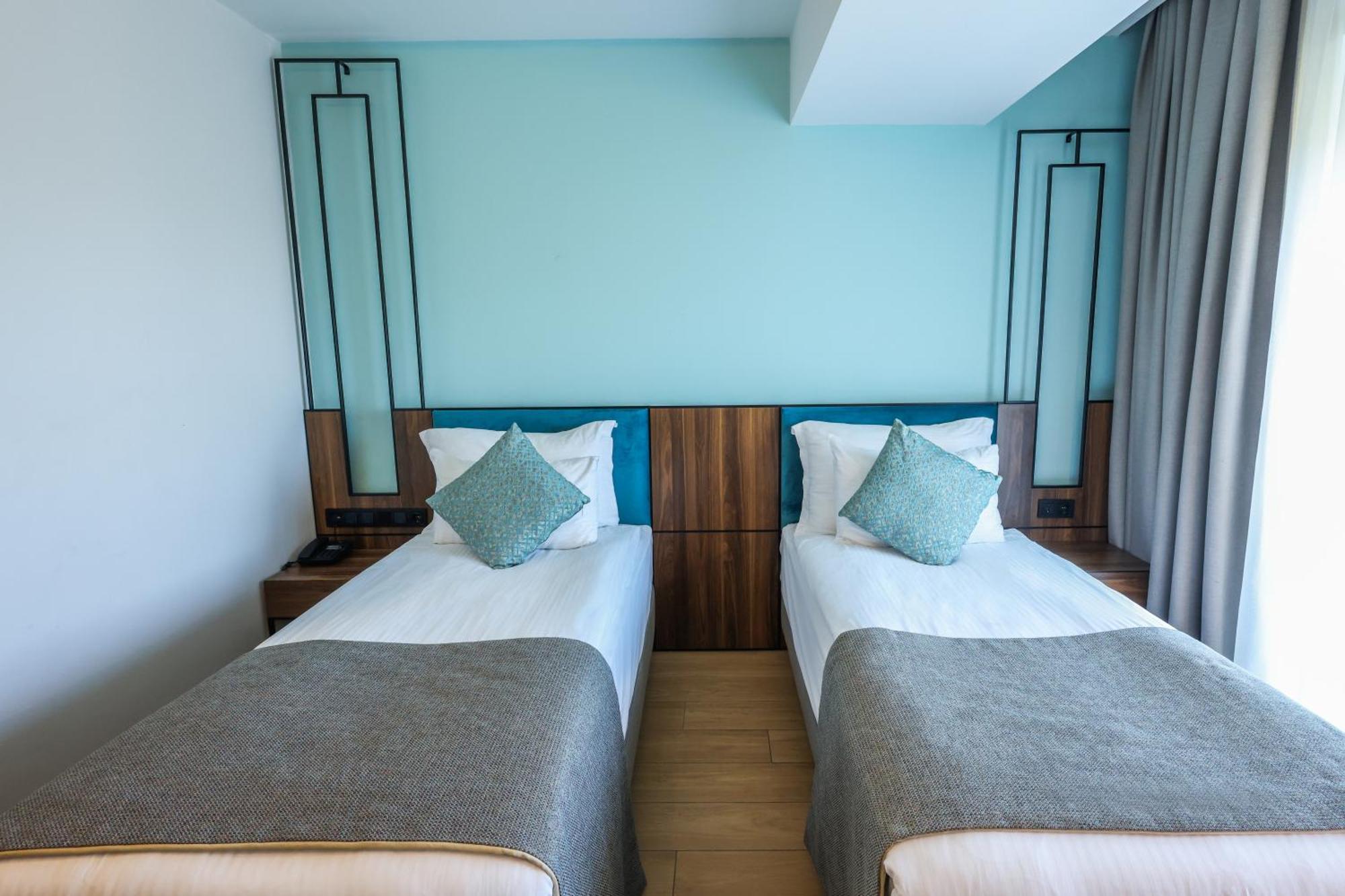 Otel Leaf Port 4*