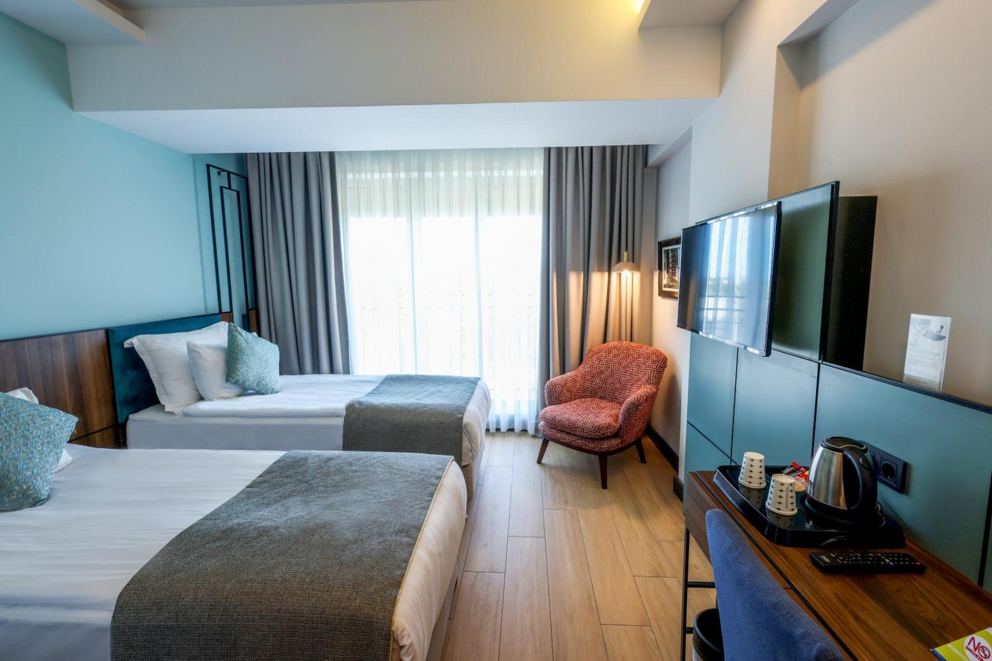Otel Leaf Port 4*